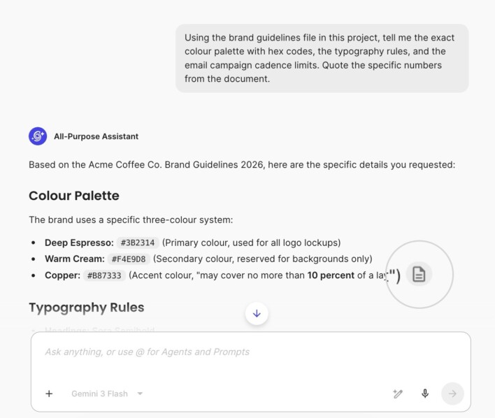 Assistant SiteGround AI Studio répondant à une demande de l’utilisateur de citer exactement la palette de couleurs, les règles typographiques et la fréquence des e-mails à partir des directives de marque du projet. La réponse cite « Acme Coffee Co. Brand Guidelines 2026 » avec un système à trois couleurs — Deep Espresso #3B2314, Warm Cream #F4E9D8 et Copper #B87333 (maximum 10 pour cent d’une mise en page) — et l’icône de document source est mise en évidence.