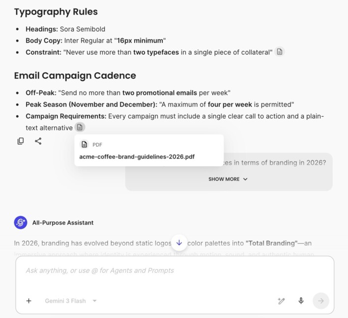Réponse de l’assistant SiteGround AI Studio montrant les règles typographiques (Titres : Sora Semibold ; Corps du texte : Inter Regular, 16 px minimum ; maximum deux polices) et la fréquence des campagnes par e-mail (hors haute saison, deux e-mails promotionnels par semaine ; en haute saison, quatre par semaine), avec une info-bulle de source affichant le PDF « acme-coffee-brand-guidelines-2026.pdf ».
