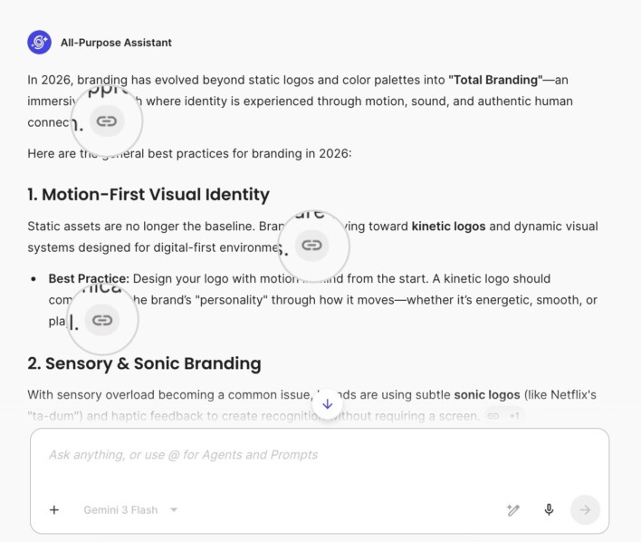 Chat de l’« All-Purpose Assistant » de SiteGround AI Studio répondant à une question sur les bonnes pratiques de branding en 2026 (« Total Branding »), avec les sections Motion-First Visual Identity et Sensory & Sonic Branding. Les icônes de lien des citations en ligne sont mises en évidence dans toute la réponse, et le champ de saisie en dessous affiche « Ask anything, or use @ for Agents and Prompts » avec le modèle Gemini 3 Flash sélectionné.