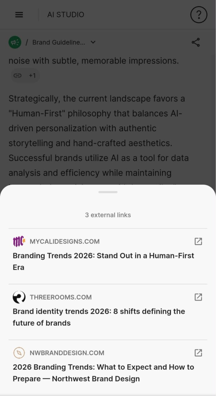 SiteGround AI Studio sur mobile affichant un panneau inférieur « 3 external links » listant les sources MYCALIDESIGNS.COM (« Branding Trends 2026: Stand Out in a Human-First Era »), THREEROOMS.COM (« Brand identity trends 2026: 8 shifts defining the future of brands ») et NWBRANDDESIGN.COM (« 2026 Branding Trends… »), au-dessus d’une réponse du chat Brand Guidelines.