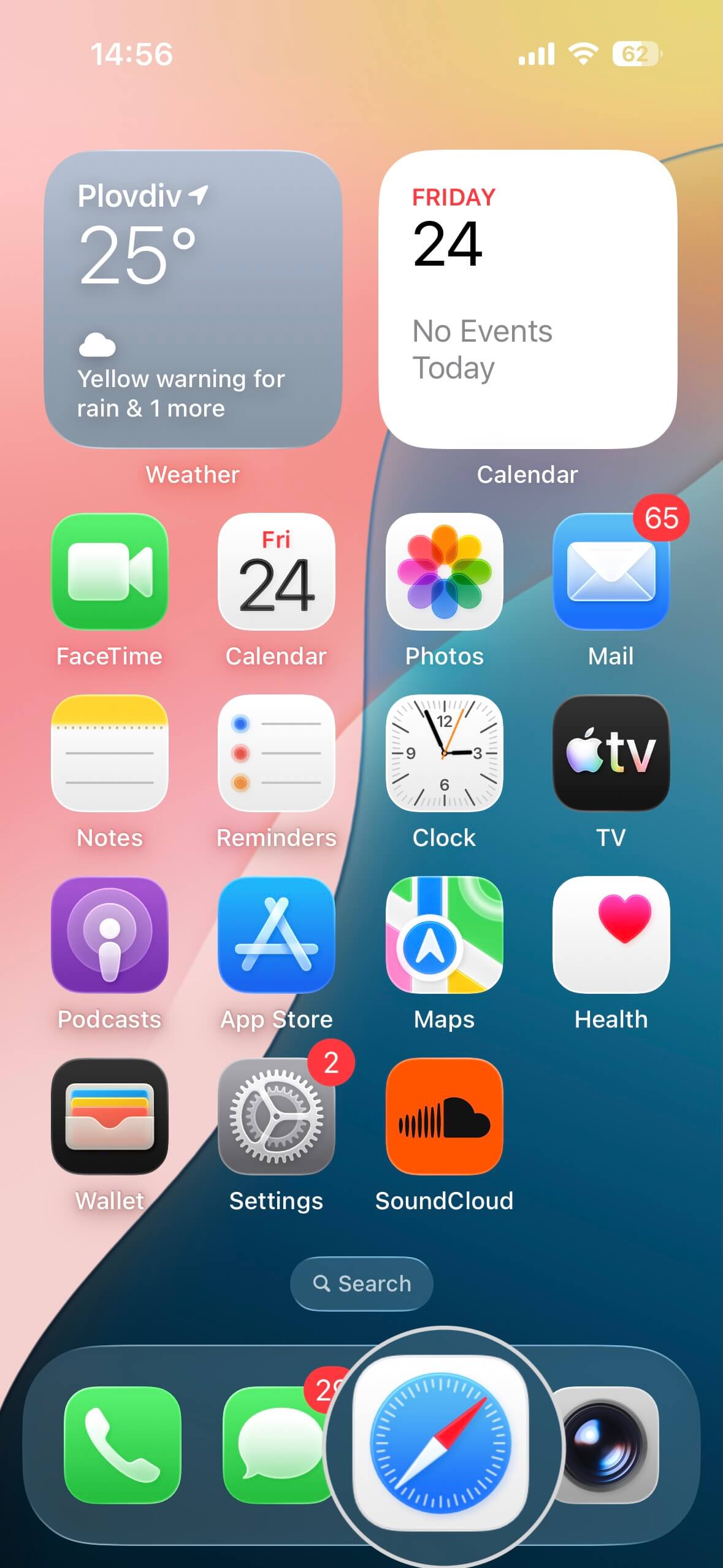 Home-Bildschirm eines iPhones mit einer hervorgehobenen Safari-App