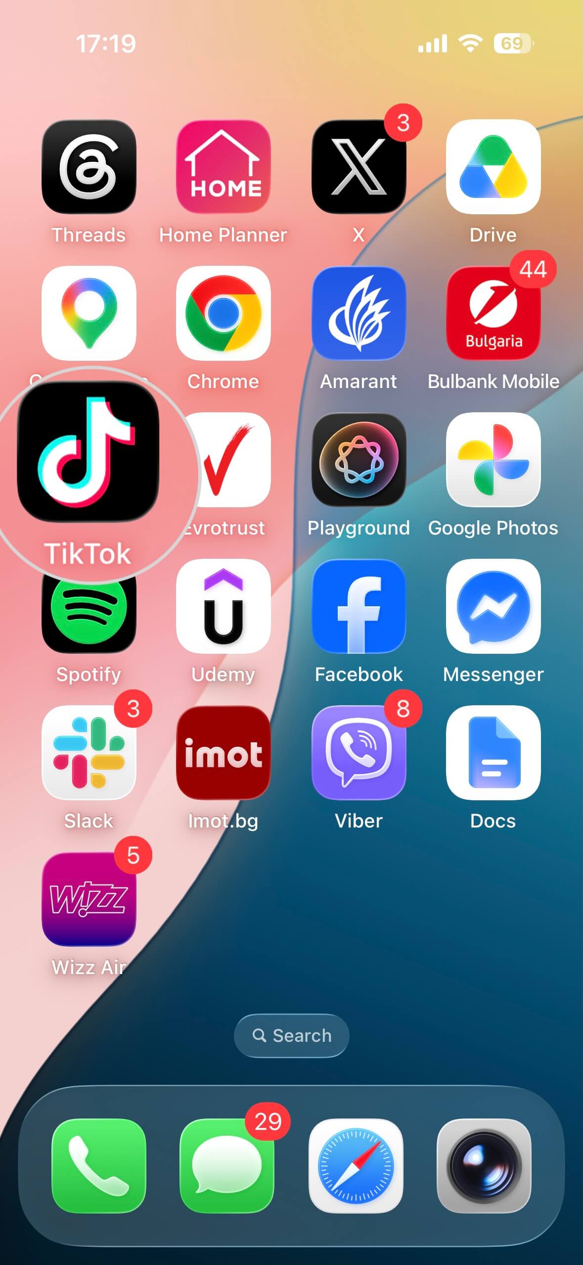 Home-Bildschirm auf dem iPhone mit einem hervorgehobenen TikTok-Symbol