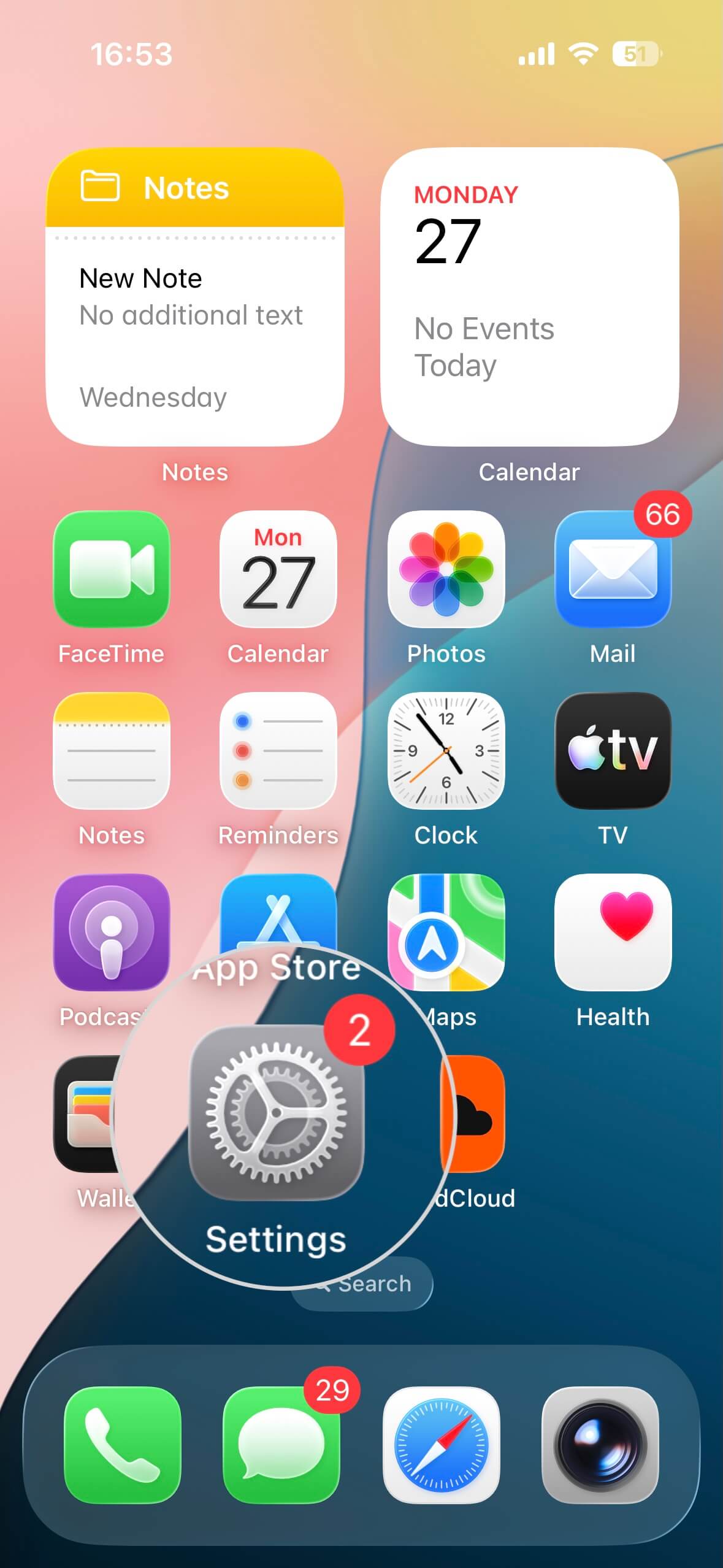 Startseite eines iPhones mit einem hervorgehobenen Einstellungen-Symbol