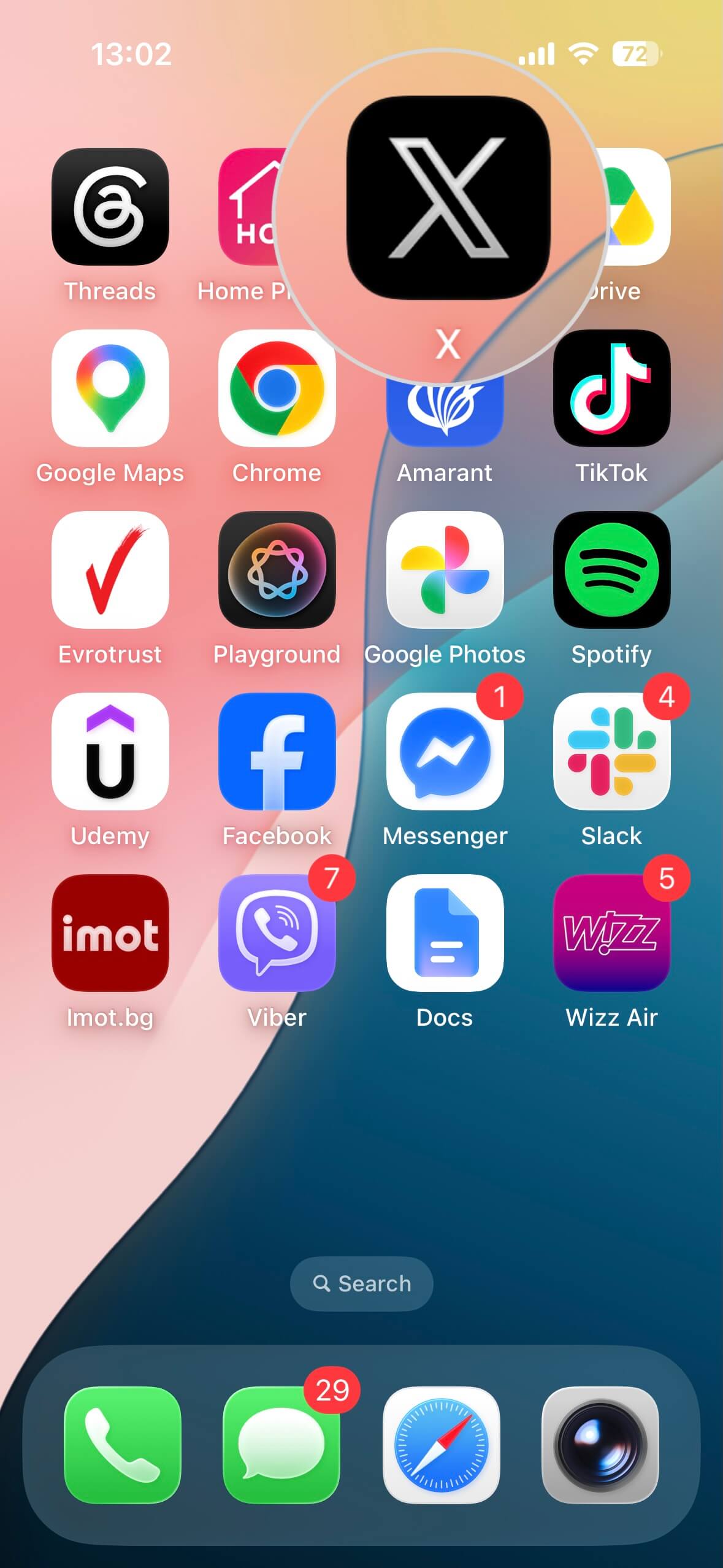 Home-Bildschirm auf dem iPhone mit einem hervorgehobenen X-Symbol
