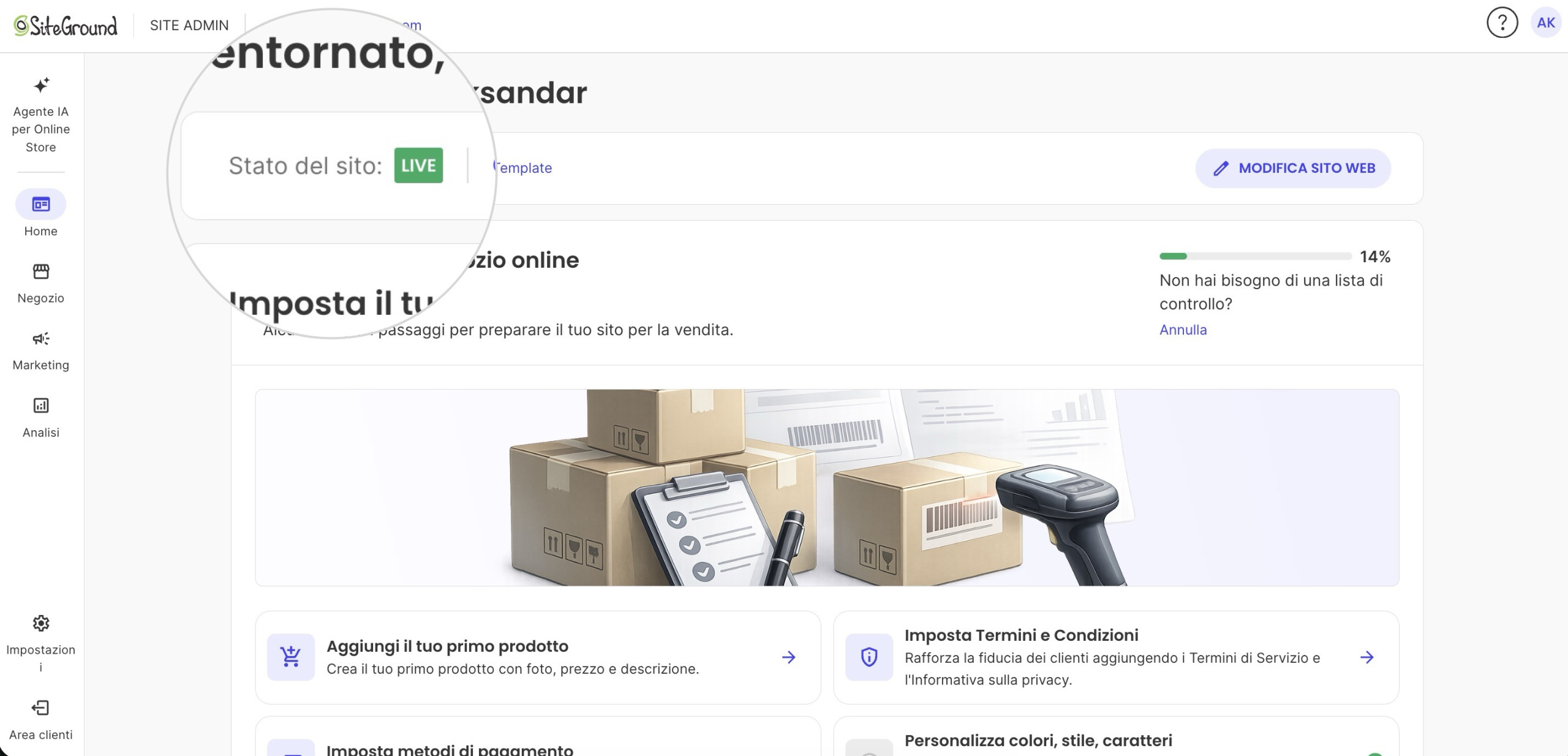 Pagina Home del Site Admin di SiteGround (« Bentornato, Aleksandar »), con un riquadro ingrandito sull'indicatore « Stato del sito: LIVE ». La pagina mostra la lista « Imposta il tuo negozio online » al 14 % e un pulsante Modifica sito web.