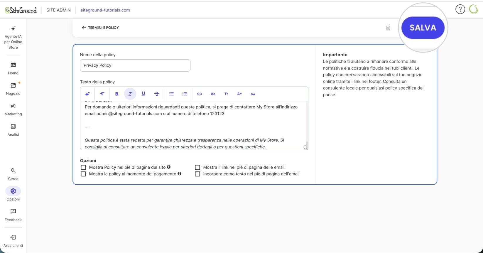 Schermata del pannello di amministrazione di SiteGround Ecommerce che mostra la pagina 'Modifica Privacy Policy'. Il campo 'Nome policy' è impostato su 'Privacy Policy' e l'editor di 'Testo policy' è vuoto. Le opzioni 'Richiedi policy al checkout' e 'Mostra policy nel piè di pagina' non sono selezionate. Una nota laterale spiega che l'Assistente testuale AI fornisce modelli di base che devono essere personalizzati per soddisfare i requisiti legali.