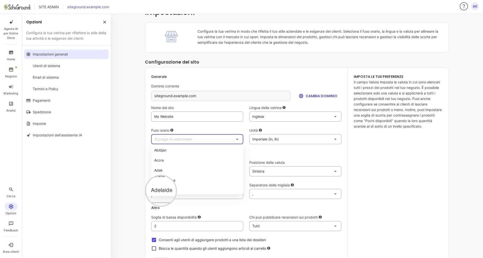 Schermata della pagina di configurazione del sito in SiteGround Ecommerce. Il menu a tendina "Fuso orario" è aperto e mostra un elenco di località selezionabili come Abidjan, Accra, Adak, Addis Ababa, Adelaide e Aden. Sono visibili anche altri campi come Nome del sito, Lingua del negozio (impostata su inglese), Valuta (dollaro statunitense), Recensioni dei prodotti e Soglia di scorte basse (impostata su 2). A destra, una sezione di aiuto spiega come queste impostazioni influenzano il negozio.