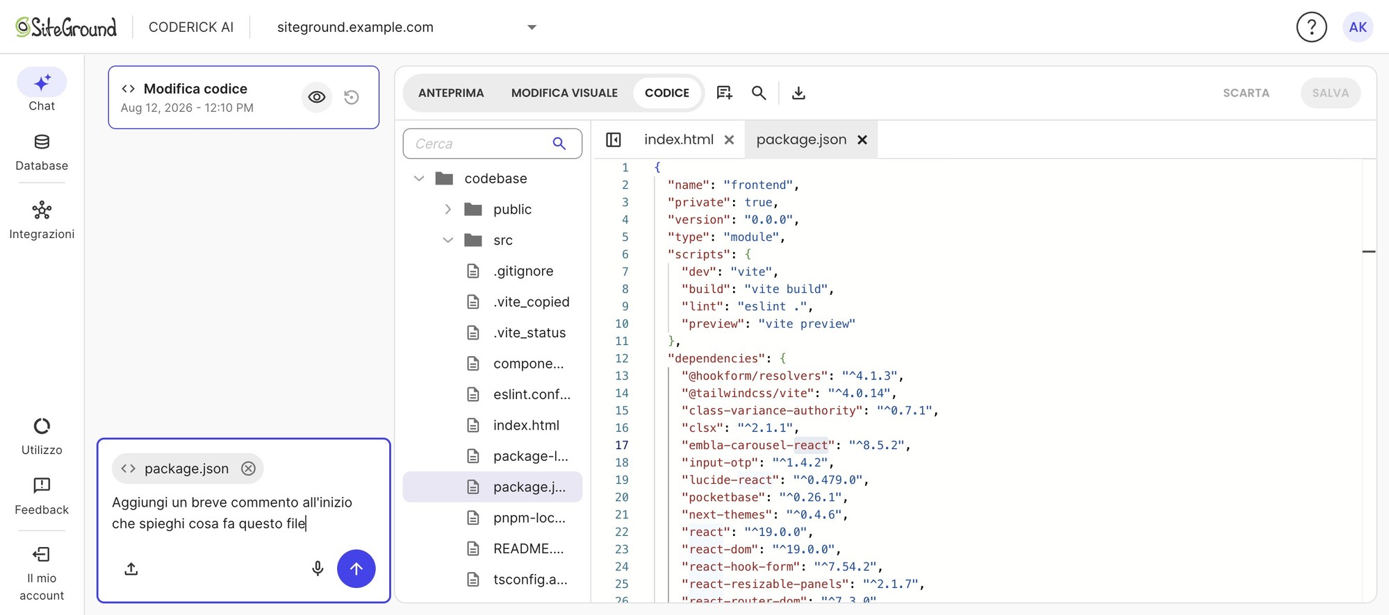 Coderick AI (website builder con IA) nella vista Codice con package.json aperto e la voce di cronologia « Modifica codice – Aug 12, 2026 ». Nel campo della chat è allegato package.json con il prompt « Aggiungi un breve commento all'inizio che spieghi cosa fa questo file ».
