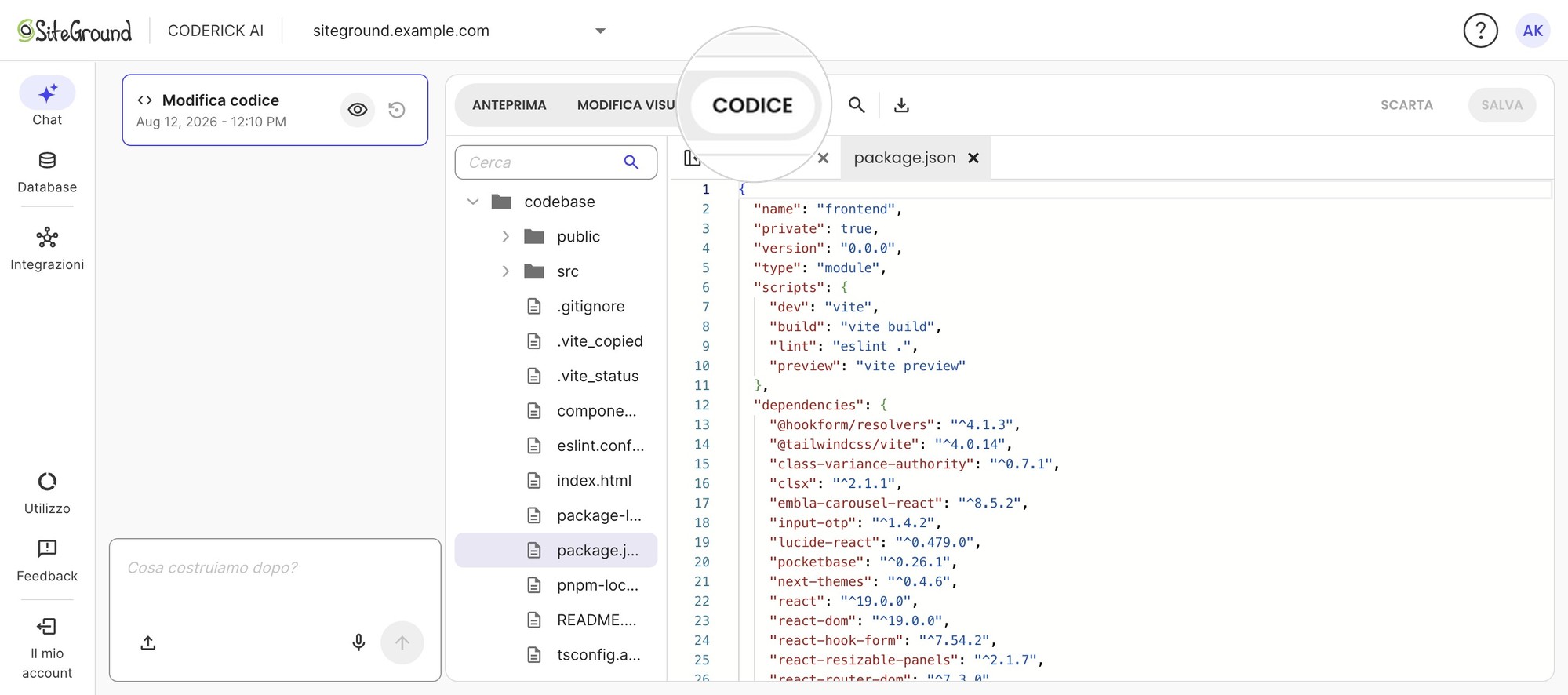 Coderick AI con la scheda « CODICE » della barra superiore evidenziata (accanto ad Anteprima e Modifica visuale), che mostra l'albero dei file e il contenuto di package.json.