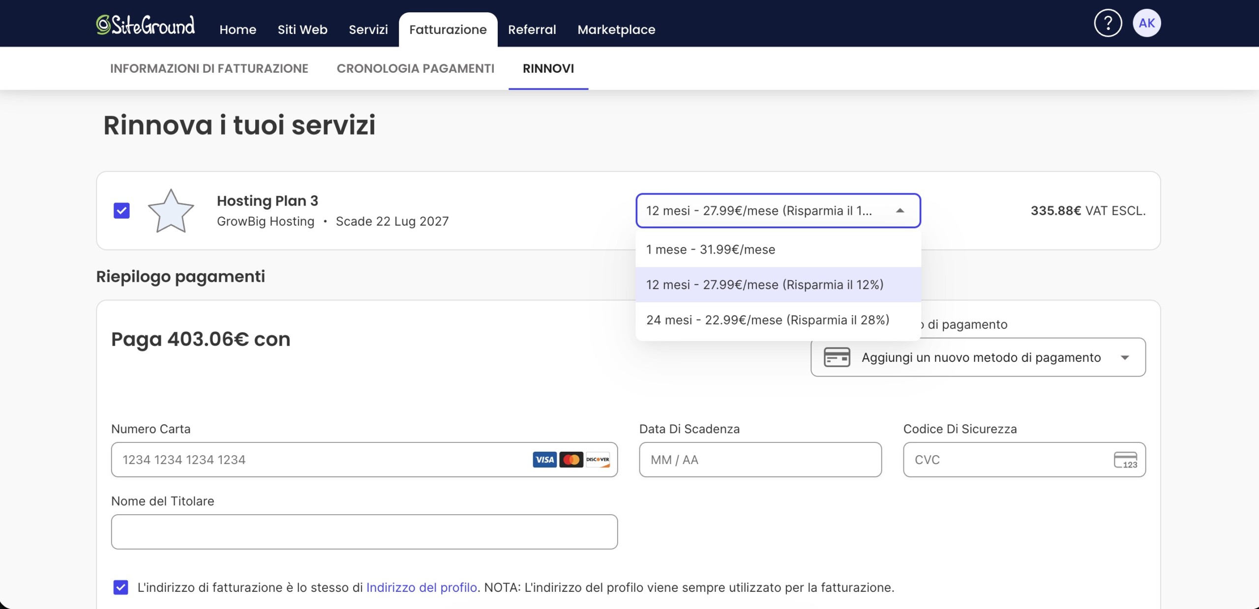 Area cliente di SiteGround in Fatturazione > Rinnovi («Rinnova i tuoi servizi»), con Hosting Plan 3 (GrowBig Hosting, scade 22 Lug 2027) selezionato e il menu a discesa della durata aperto: 1 mese – 31.99€/mese, 12 mesi – 27.99€/mese (Risparmia il 12%) e 24 mesi – 22.99€/mese (Risparmia il 28%). Il riepilogo indica di pagare 403.06€ con un modulo carta.