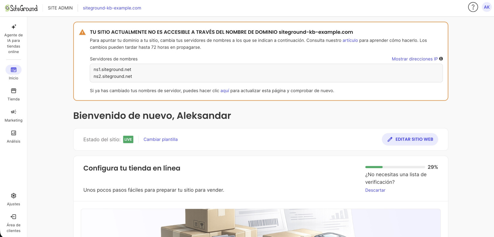 Página de Inicio del Site Admin de SiteGround con un banner de advertencia naranja: «Tu sitio actualmente no es accesible a través del nombre de dominio siteground-kb-example.com», con los servidores de nombres ns1.siteground.net y ns2.siteground.net. Debajo, «Bienvenido de nuevo, Aleksandar», Estado del sitio LIVE y la lista de configuración de la tienda al 29 %.