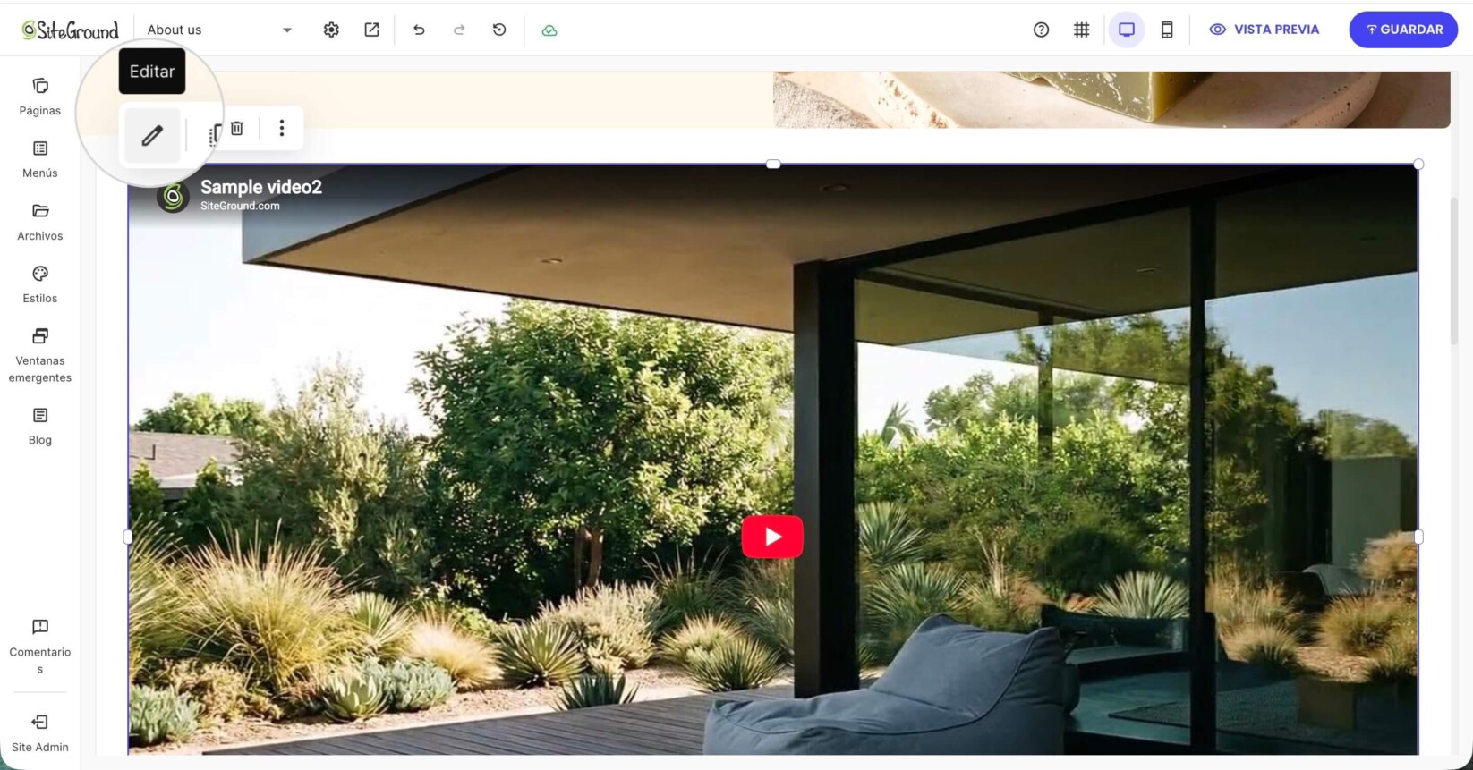 Componente de vídeo colocado en una página en Website Builder con la barra de herramientas de edición flotante mostrada sobre el elemento seleccionado
