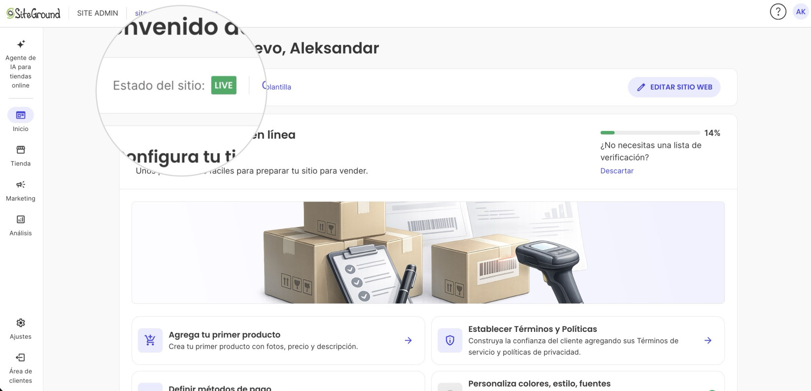 Página de Inicio del Site Admin de SiteGround (« Bienvenido de nuevo, Aleksandar »), con un foco ampliado sobre el indicador « Estado del sitio: LIVE ». La página muestra la lista « Configura tu tienda en línea » al 14 % y un botón Editar sitio web.