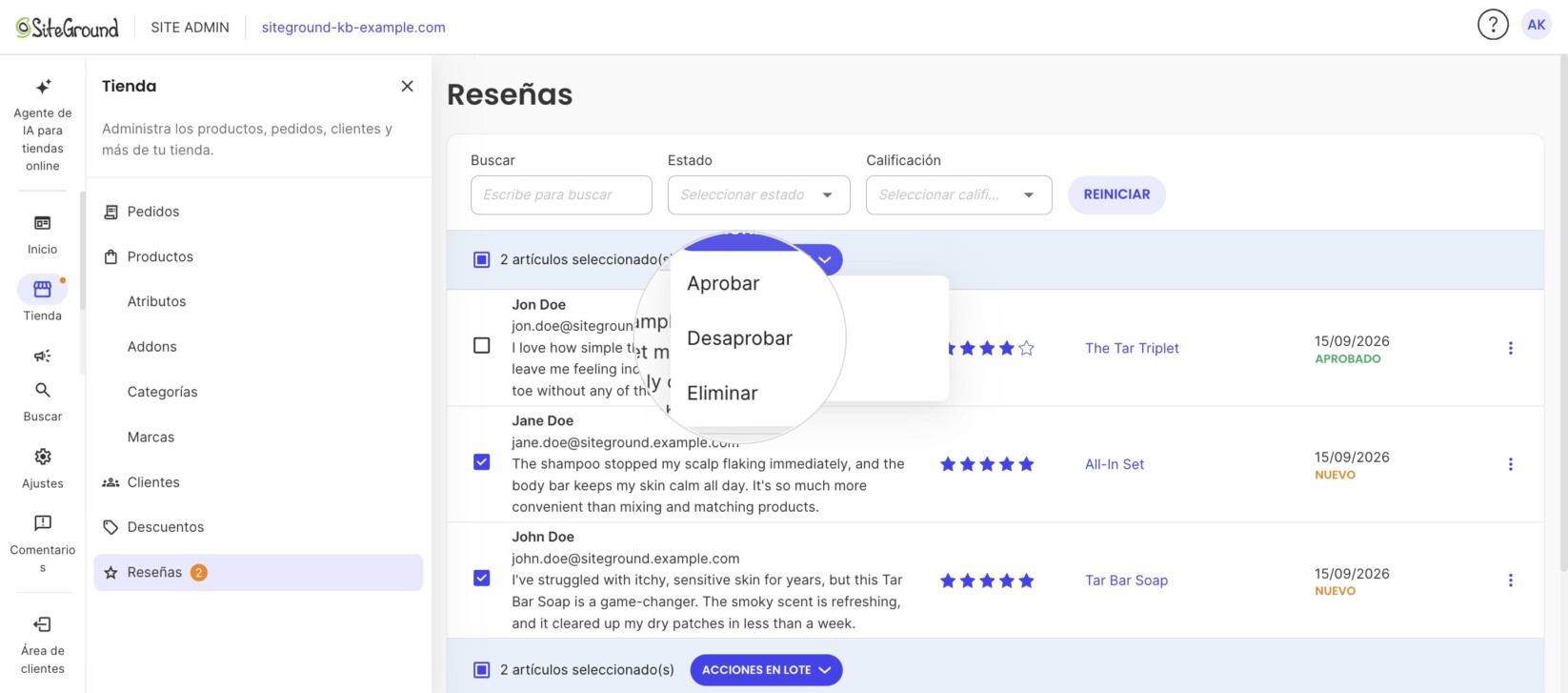 El menú desplegable ACCIONES EN LOTE abierto para dos reseñas, con Aprobar, Desaprobar y Eliminar ampliados.