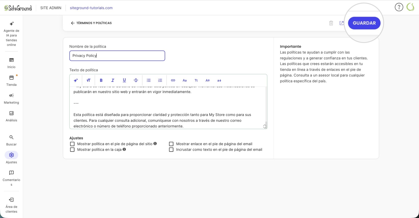 Captura de pantalla del panel de administración de SiteGround Ecommerce mostrando la página 'Editar política de privacidad'. El campo 'Nombre de la política' está configurado como 'Política de privacidad' y el editor de 'Texto de la política' está vacío. Las opciones 'Requerir política al finalizar la compra' y 'Mostrar política en el pie de página' no están seleccionadas. Una nota lateral explica que el Asistente de texto con IA proporciona plantillas básicas que deben personalizarse para cumplir con los requisitos legales.