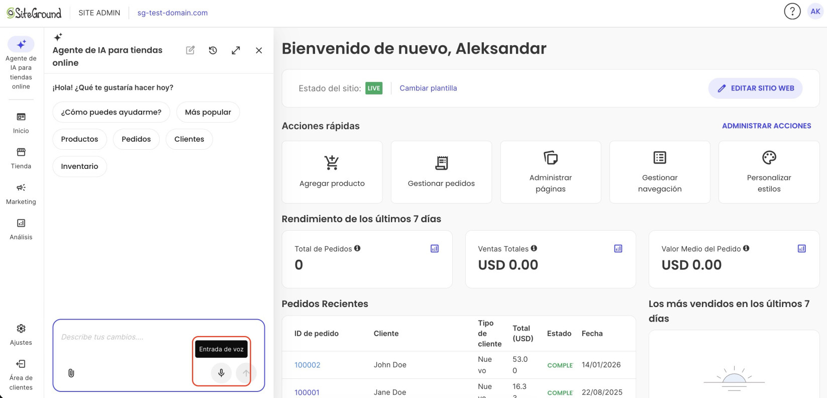 Panel del Agente de IA para tiendas online de SiteGround en la pantalla de bienvenida, con el botón "Entrada de voz" (micrófono) del cuadro de mensaje resaltado. Detrás está el panel de Inicio con Acciones rápidas y Rendimiento de los últimos 7 días.