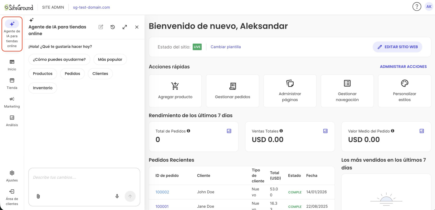 Site Admin de SiteGround con el panel "Agente de IA para tiendas online" abierto (su icono de la barra lateral resaltado), mostrando el saludo "¡Hola! ¿Qué te gustaría hacer hoy?" con chips de temas (¿Cómo puedes ayudarme?, Más popular, Productos, Pedidos, Clientes, Inventario) y el campo "Describe tus cambios…". Detrás está el panel de Inicio con Estado del sitio LIVE, Acciones rápidas y Rendimiento de los últimos 7 días.