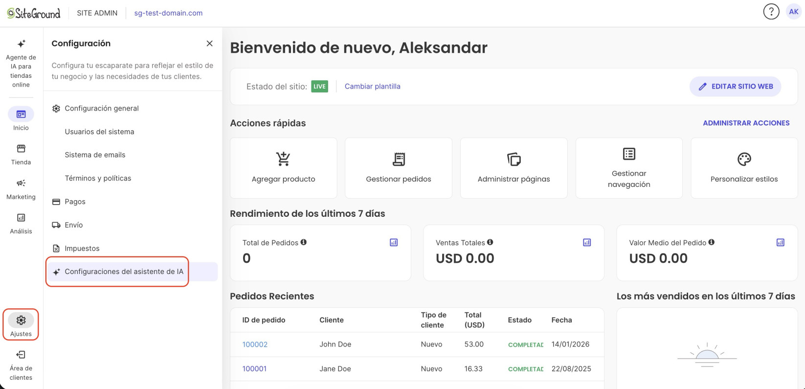 Site Admin de SiteGround con el menú de Configuración abierto, resaltando el icono "Ajustes" de la barra lateral y la opción "Configuraciones del asistente de IA" entre Configuración general, Usuarios del sistema, Sistema de emails, Términos y políticas, Pagos, Envío e Impuestos. Detrás está el panel de Inicio.
