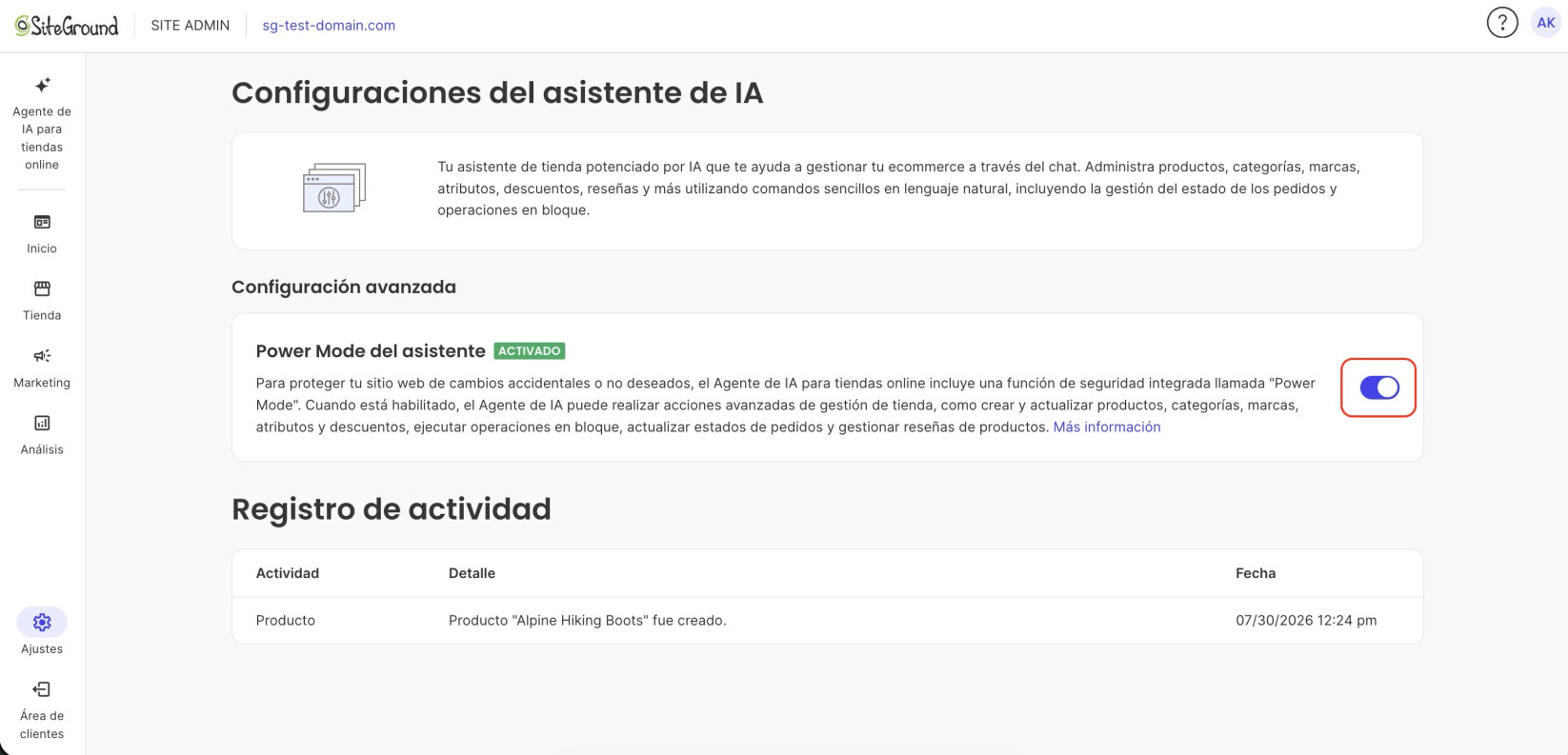 Página "Configuraciones del asistente de IA" del Site Admin de SiteGround con el interruptor "Power Mode del asistente" ACTIVADO (resaltado). La descripción explica que el Power Mode permite al Agente de IA realizar acciones avanzadas de gestión de tienda; el Registro de actividad inferior muestra el producto "Alpine Hiking Boots" creado el 07/30/2026 12:24 pm.