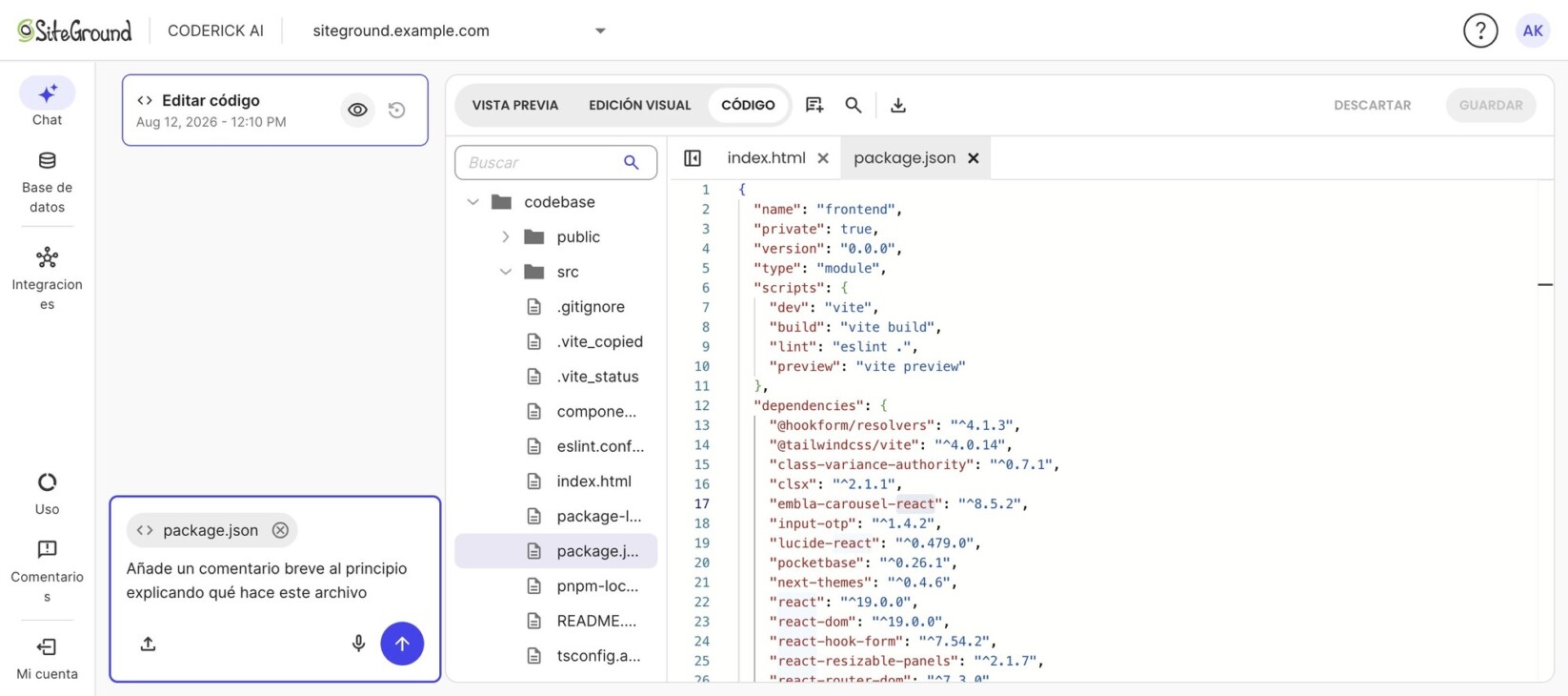 Coderick AI (creador de sitios web con IA) en la vista Código con package.json abierto y la entrada de historial «Editar código – Aug 12, 2026 - 12:10 PM». En el campo de chat está adjunto package.json con la instrucción «Añade un comentario breve al principio explicando qué hace este archivo».