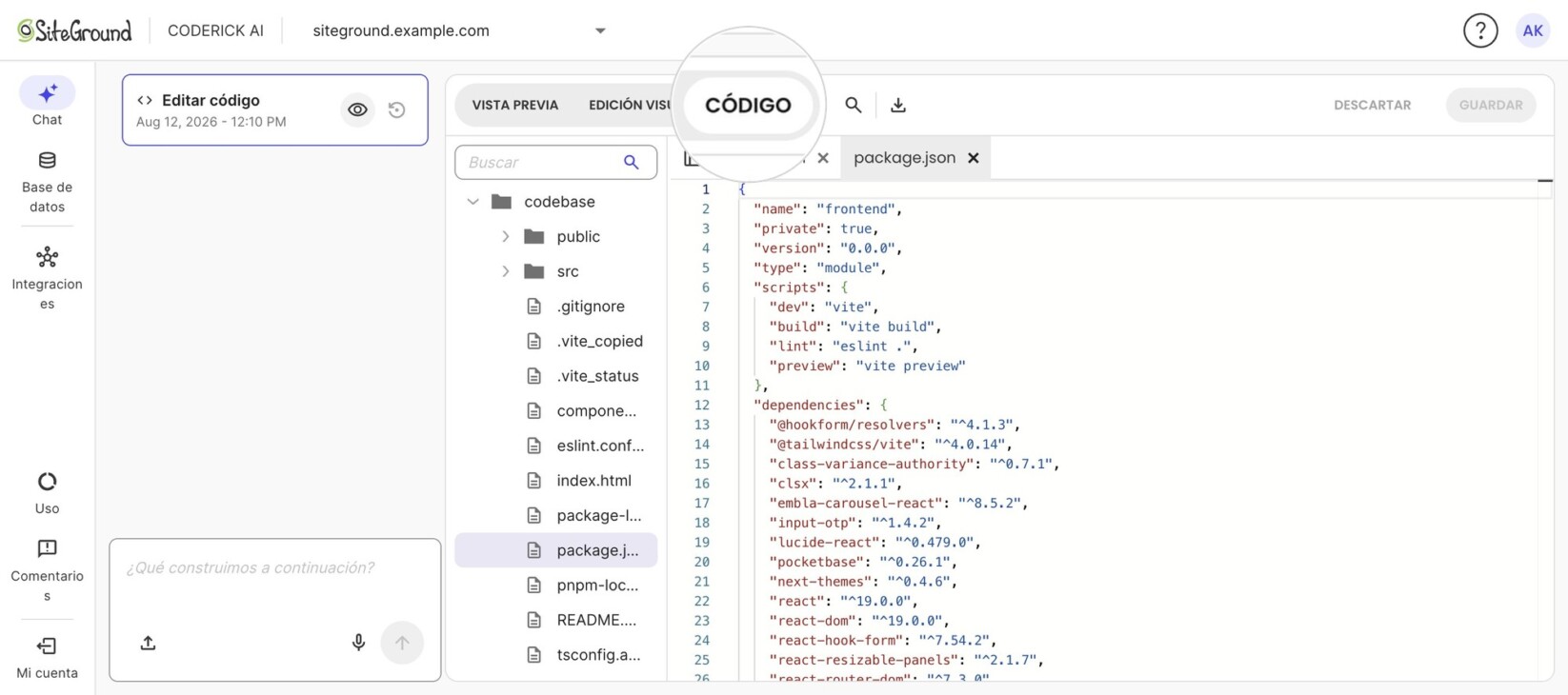 Coderick AI con la pestaña «CÓDIGO» de la barra superior destacada (junto a Vista previa y Edición visual), mostrando el árbol de archivos y el contenido de package.json.