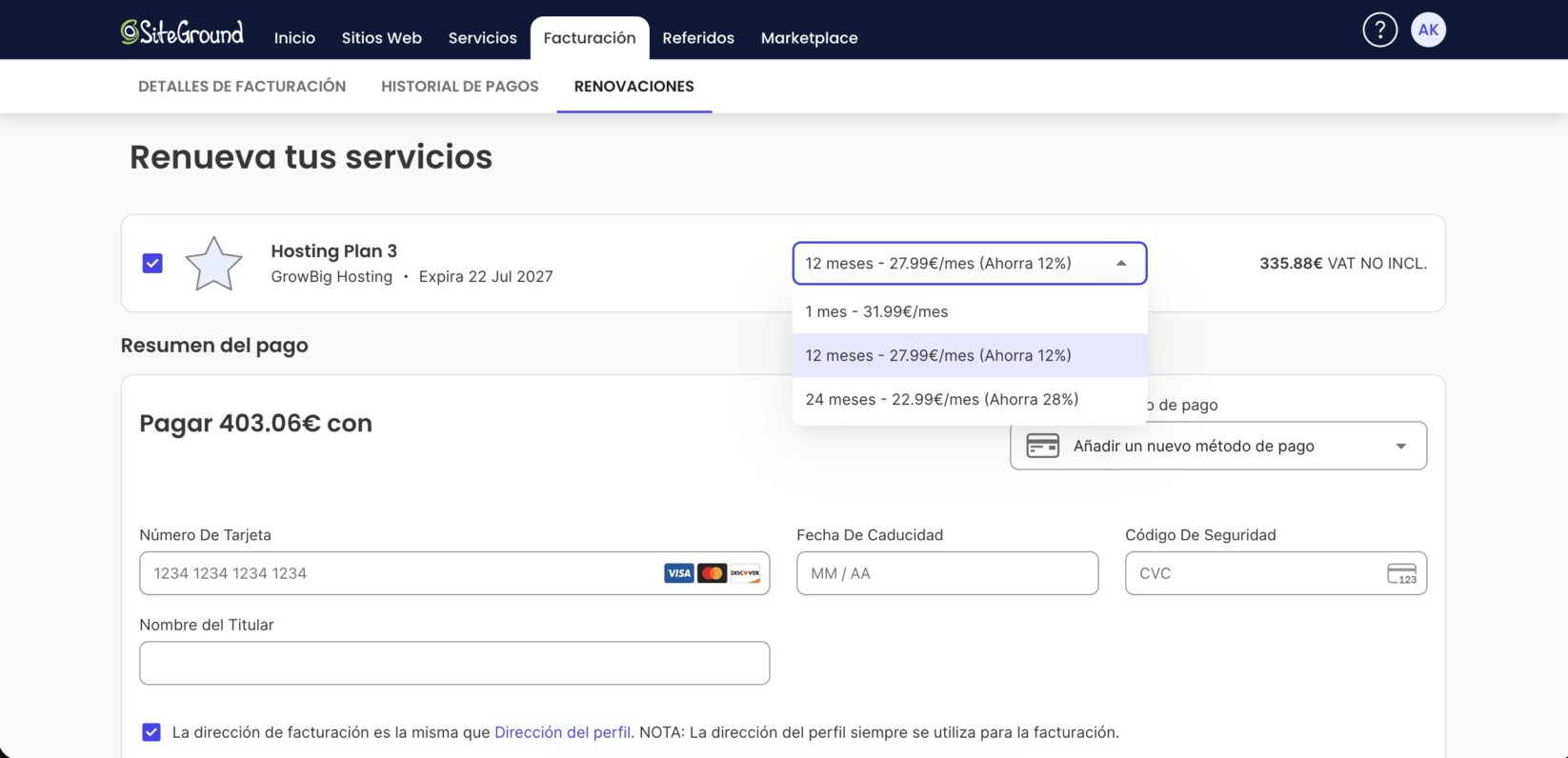 Área de cliente de SiteGround en Facturación > Renovaciones («Renueva tus servicios»), con Hosting Plan 3 (GrowBig Hosting, expira 22 Jul 2027) seleccionado y el desplegable de plazo abierto mostrando 1 mes – 31.99€/mes, 12 meses – 27.99€/mes (Ahorra 12%) y 24 meses – 22.99€/mes (Ahorra 28%). El resumen indica pagar 403.06€ con un formulario de tarjeta.