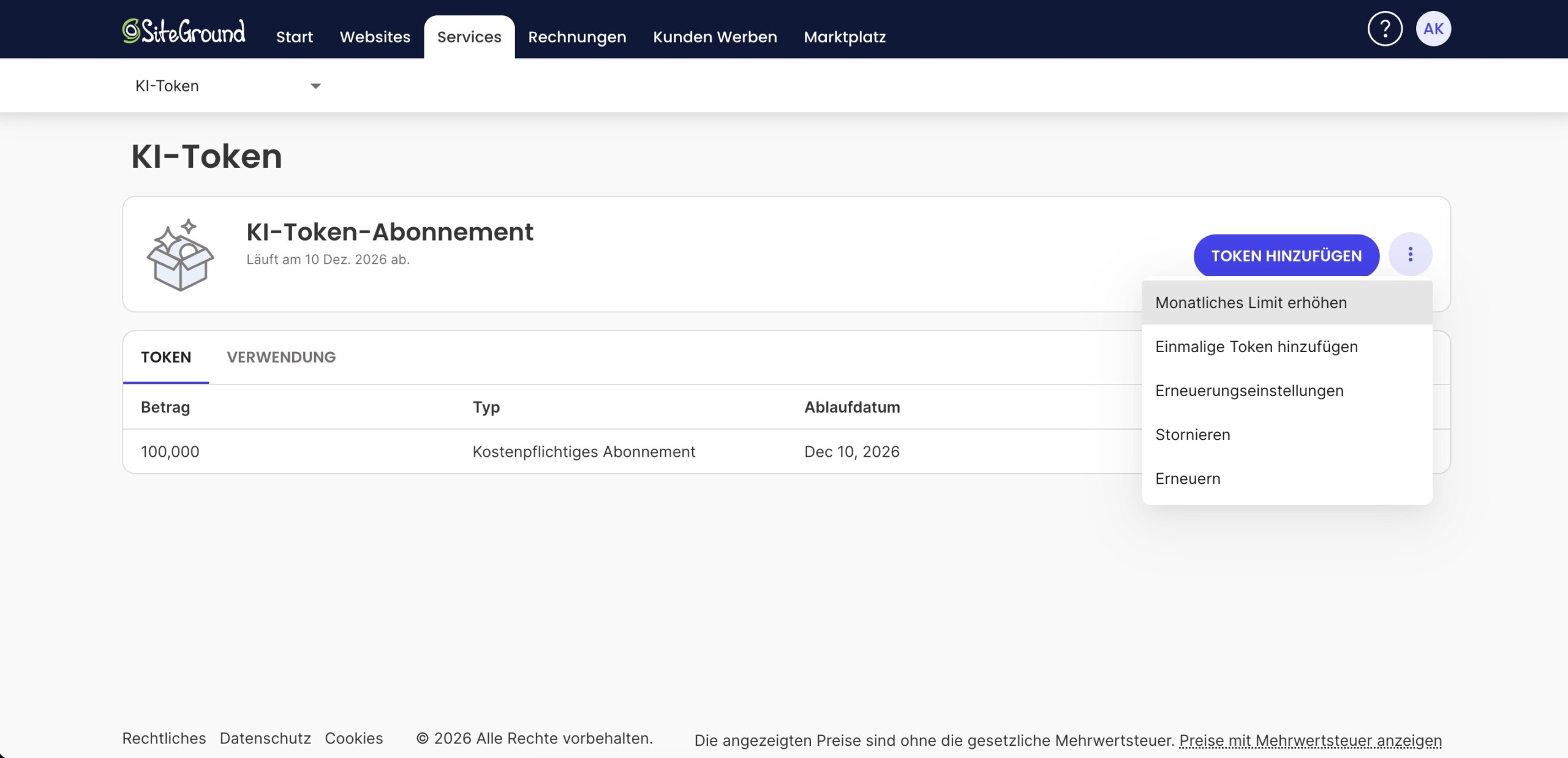 SiteGround Kundenbereich unter Services > KI-Token, zeigt das „KI-Token-Abonnement" (läuft am 10 Dez. 2026 ab) mit der Registerkarte TOKEN und einer Zeile mit 100,000 (Kostenpflichtiges Abonnement). Das Aktionsmenü (⋮) ist geöffnet mit den Optionen Monatliches Limit erhöhen, Einmalige Token hinzufügen, Erneuerungseinstellungen, Stornieren und Erneuern.