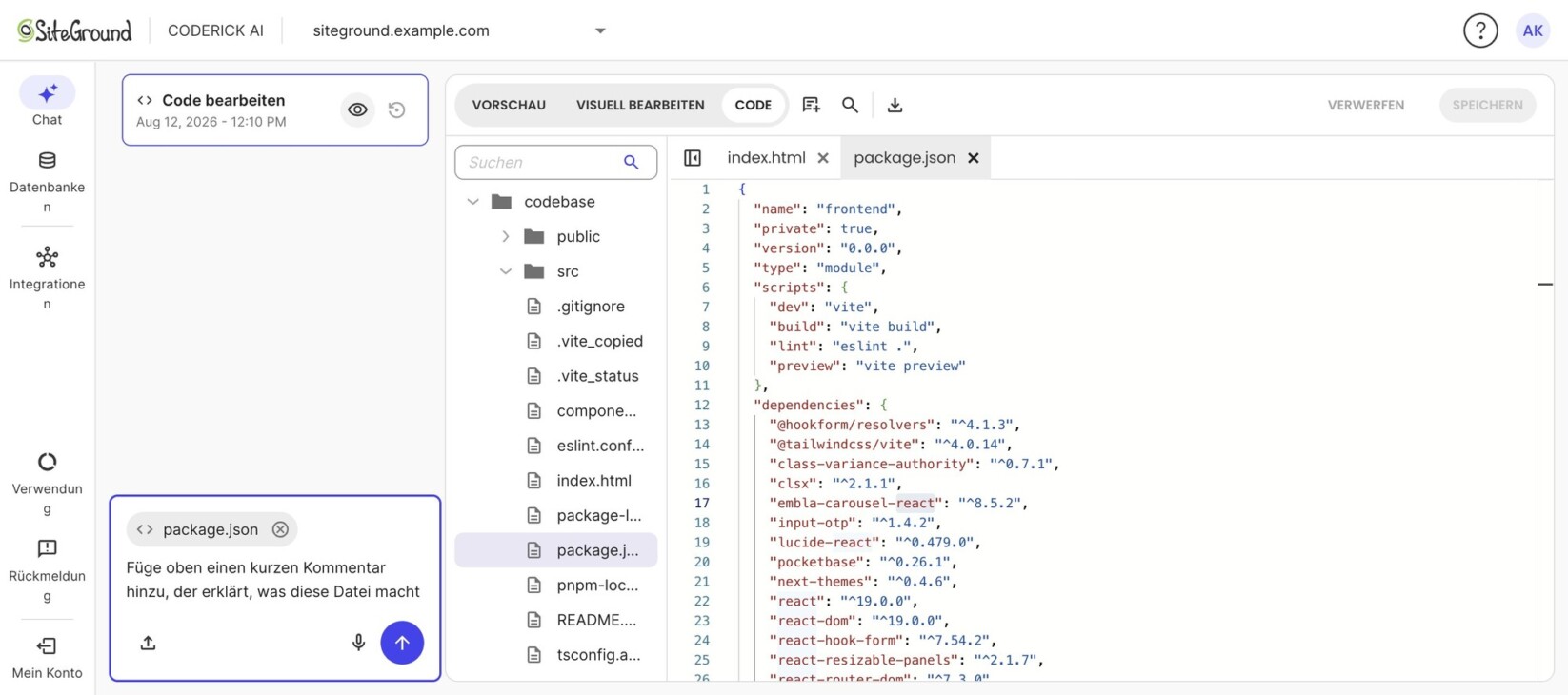 Coderick AI (KI-Website-Builder) in der Code-Ansicht mit geöffneter package.json und dem Verlaufseintrag „Code bearbeiten – Aug 12, 2026". Im Chat-Eingabefeld ist package.json angehängt mit der Eingabe „Füge oben einen kurzen Kommentar hinzu, der erklärt, was diese Datei macht".