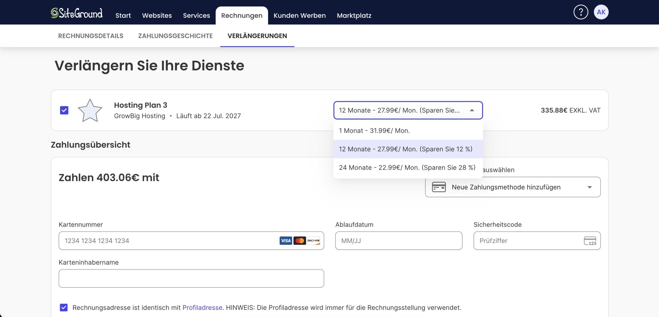 SiteGround Kundenbereich unter Rechnungen > Verlängerungen („Verlängern Sie Ihre Dienste"), mit ausgewähltem Hosting Plan 3 (GrowBig Hosting, läuft am 22 Jul. 2027 ab) und geöffnetem Laufzeit-Dropdown: 1 Monat – 31.99€/Mon., 12 Monate – 27.99€/Mon. (Sparen Sie 12%) und 24 Monate – 22.99€/Mon. (Sparen Sie 28%). Die Übersicht zeigt Zahlen 403.06€ mit einem Kartenformular.