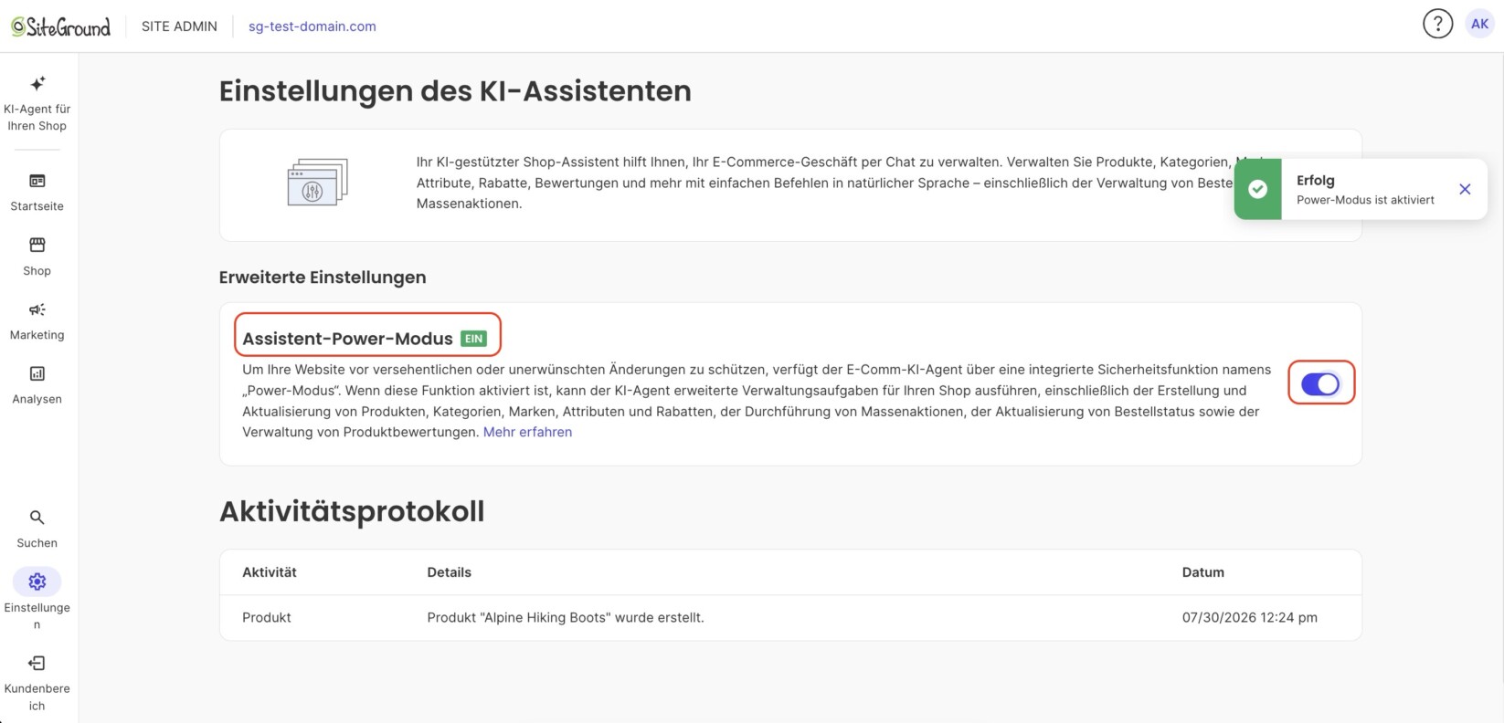 Seite „Einstellungen des KI-Assistenten" im SiteGround Site Admin mit dem eingeschalteten Schalter „Assistent-Power-Modus" (EIN, hervorgehoben) und einer grünen Benachrichtigung „Erfolg – Power-Modus ist aktiviert". Die Beschreibung erklärt, dass der Power-Modus dem KI-Agenten erweiterte Shop-Verwaltungsaufgaben ermöglicht; das Aktivitätsprotokoll zeigt das am 07/30/2026 12:24 pm erstellte Produkt „Alpine Hiking Boots".