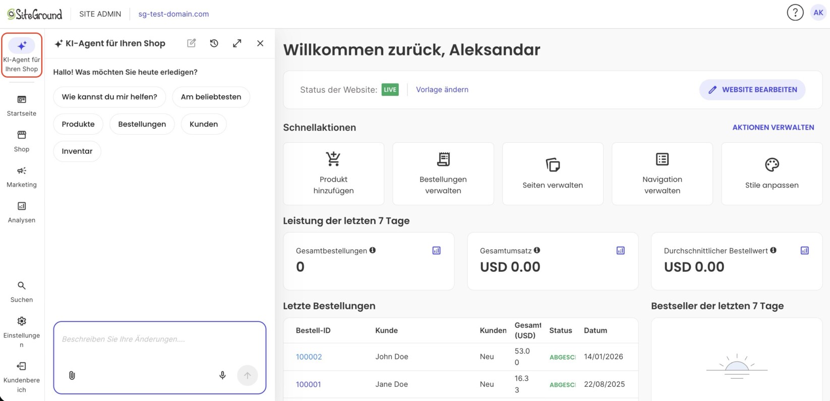 SiteGround Site Admin mit geöffnetem Panel „KI-Agent für Ihren Shop" (Seitenleisten-Symbol hervorgehoben), zeigt die Begrüßung „Hallo! Was möchten Sie heute erledigen?" mit Themen-Chips (Wie kannst du mir helfen?, Am beliebtesten, Produkte, Bestellungen, Kunden, Inventar) und dem Feld „Beschreiben Sie Ihre Änderungen…". Im Hintergrund die Startseite mit Website-Status LIVE, Schnellaktionen und Leistung der letzten 7 Tage.