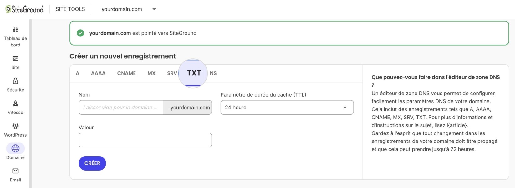 Éditeur de zone DNS de SiteGround confirmant que yourdomain.com pointe vers SiteGround, avec l'onglet TXT sélectionné et les champs Nom, Valeur et TTL prêts pour un nouvel enregistrement.