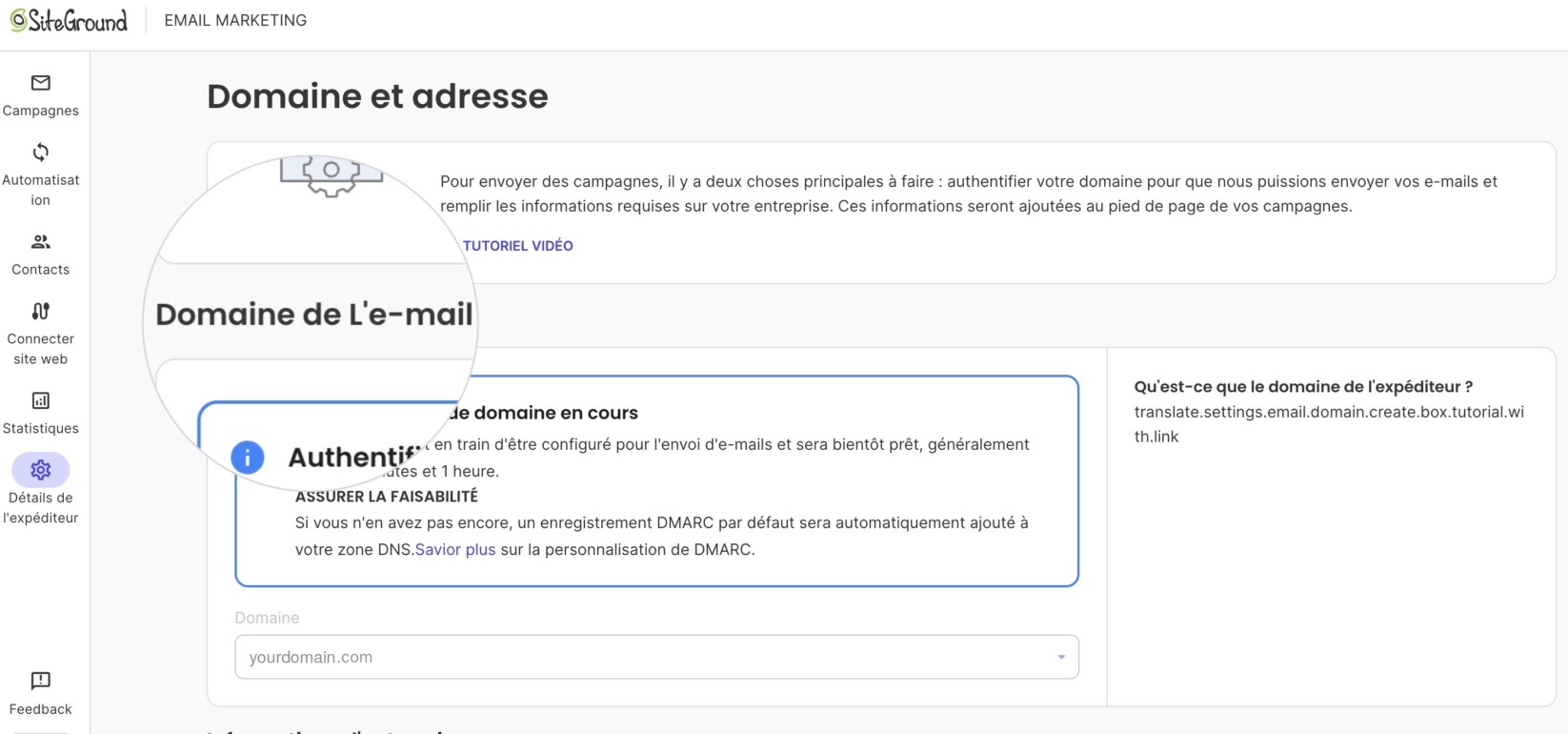 Page Domaine et adresse de SiteGround Email Marketing indiquant que l'authentification de yourdomain.com est en cours et qu'un enregistrement DMARC par défaut sera ajouté automatiquement à la zone DNS.
