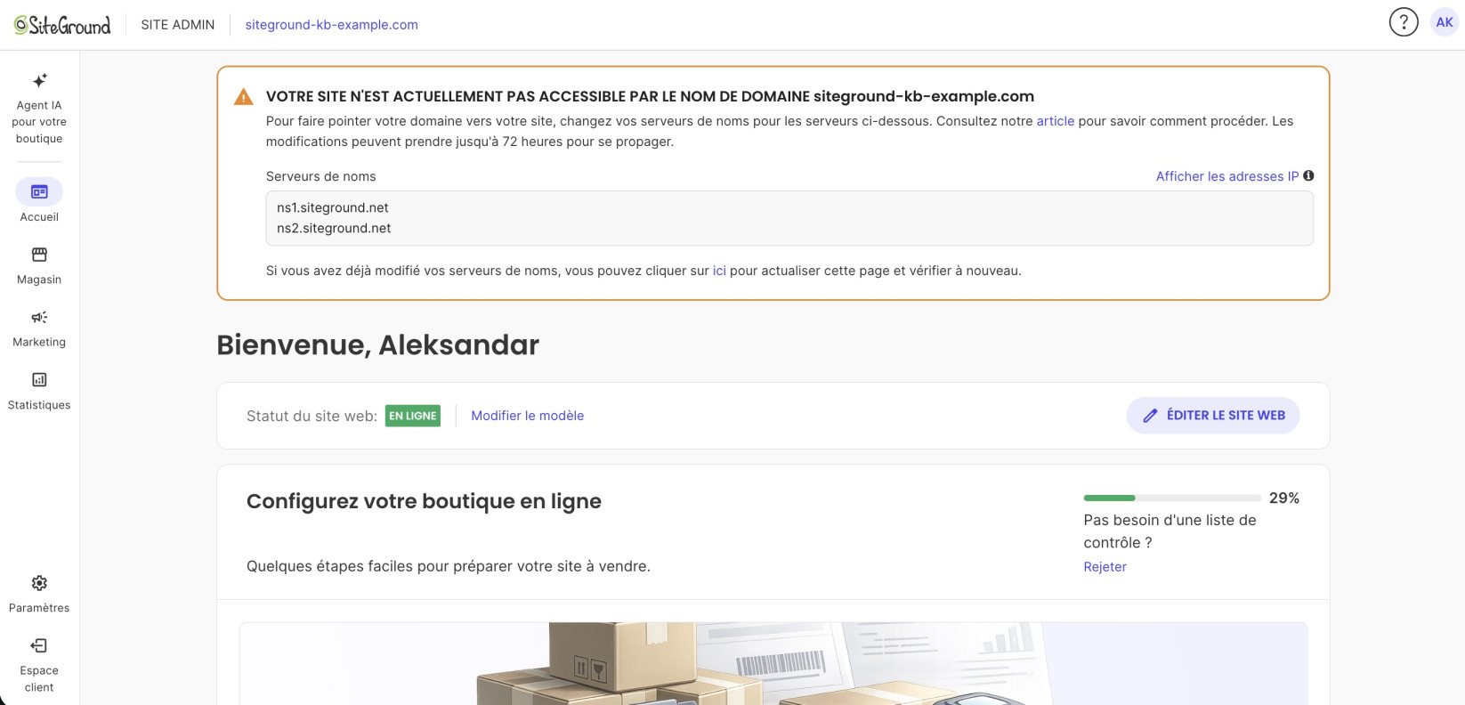 Page d'accueil du Site Admin de SiteGround avec une bannière d'avertissement orange : « Votre site n'est actuellement pas accessible par le nom de domaine siteground-kb-example.com », avec les serveurs de noms ns1.siteground.net et ns2.siteground.net. En dessous, « Bienvenue, Aleksandar », Statut du site EN LIGNE et la liste de configuration de la boutique à 29 %.