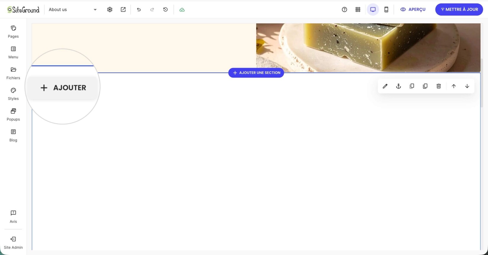 Interface de l'éditeur de Website Builder avec le bouton Ajouter mis en évidence, utilisé pour insérer de nouveaux composants tels que du texte, des images ou des vidéos dans la mise en page