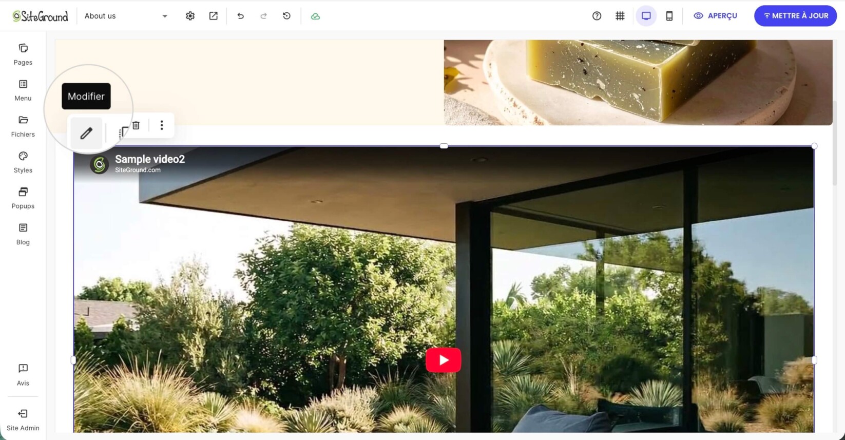 Composant vidéo placé sur une page dans Website Builder avec la barre d'outils d'édition flottante affichée au-dessus de l'élément sélectionné