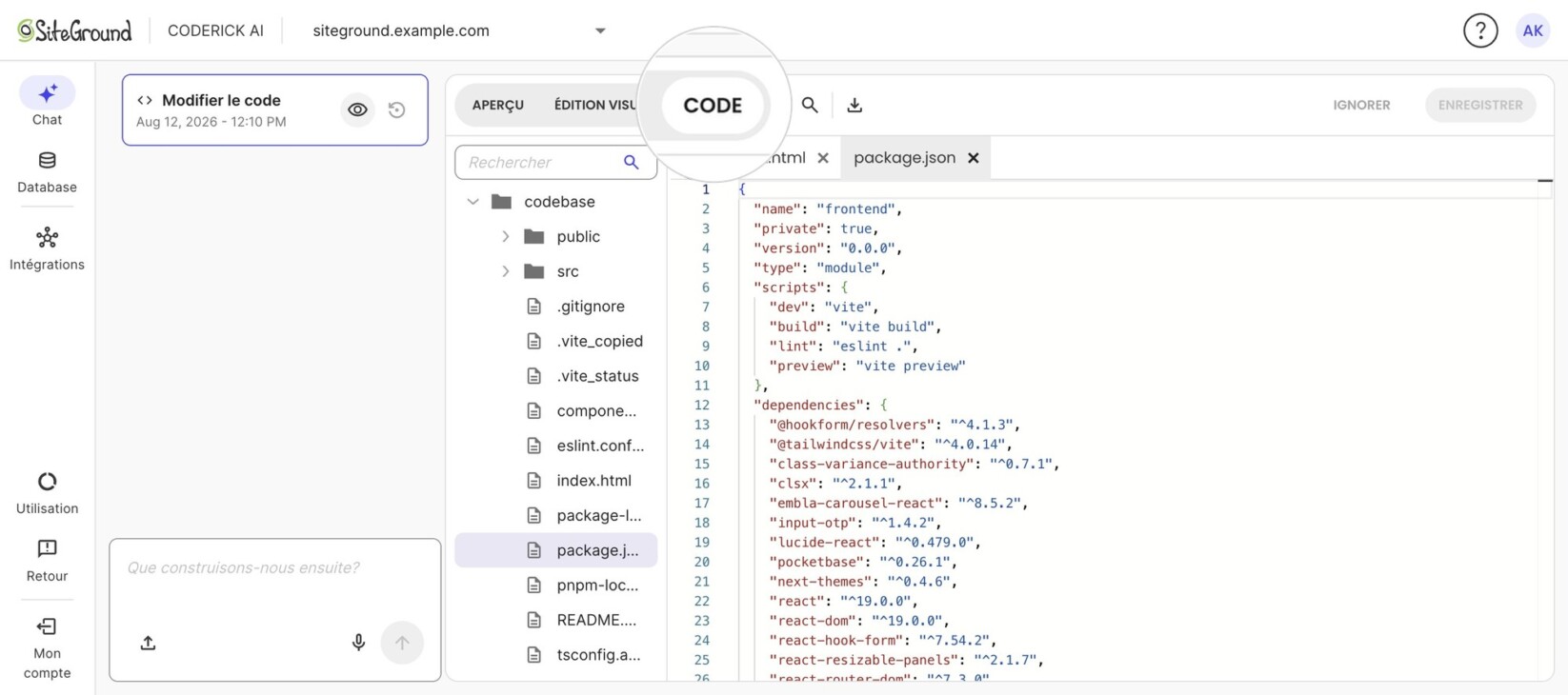 Coderick AI avec l'onglet « CODE » de la barre supérieure surligné (à côté d'Aperçu et Édition visuelle), affichant l'arborescence des fichiers et le contenu de package.json.