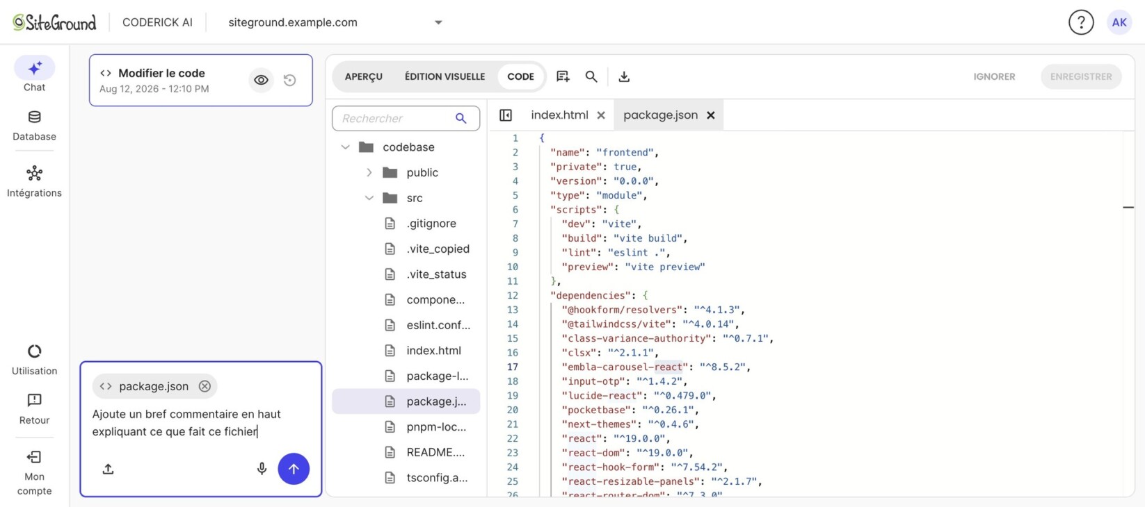Coderick AI (créateur de site web par IA) en vue Code avec package.json ouvert et l'entrée d'historique « Modifier le code – Aug 12, 2026 ». Le champ de chat contient package.json en pièce jointe avec l'invite « Ajoute un bref commentaire en haut expliquant ce que fait ce fichier ».