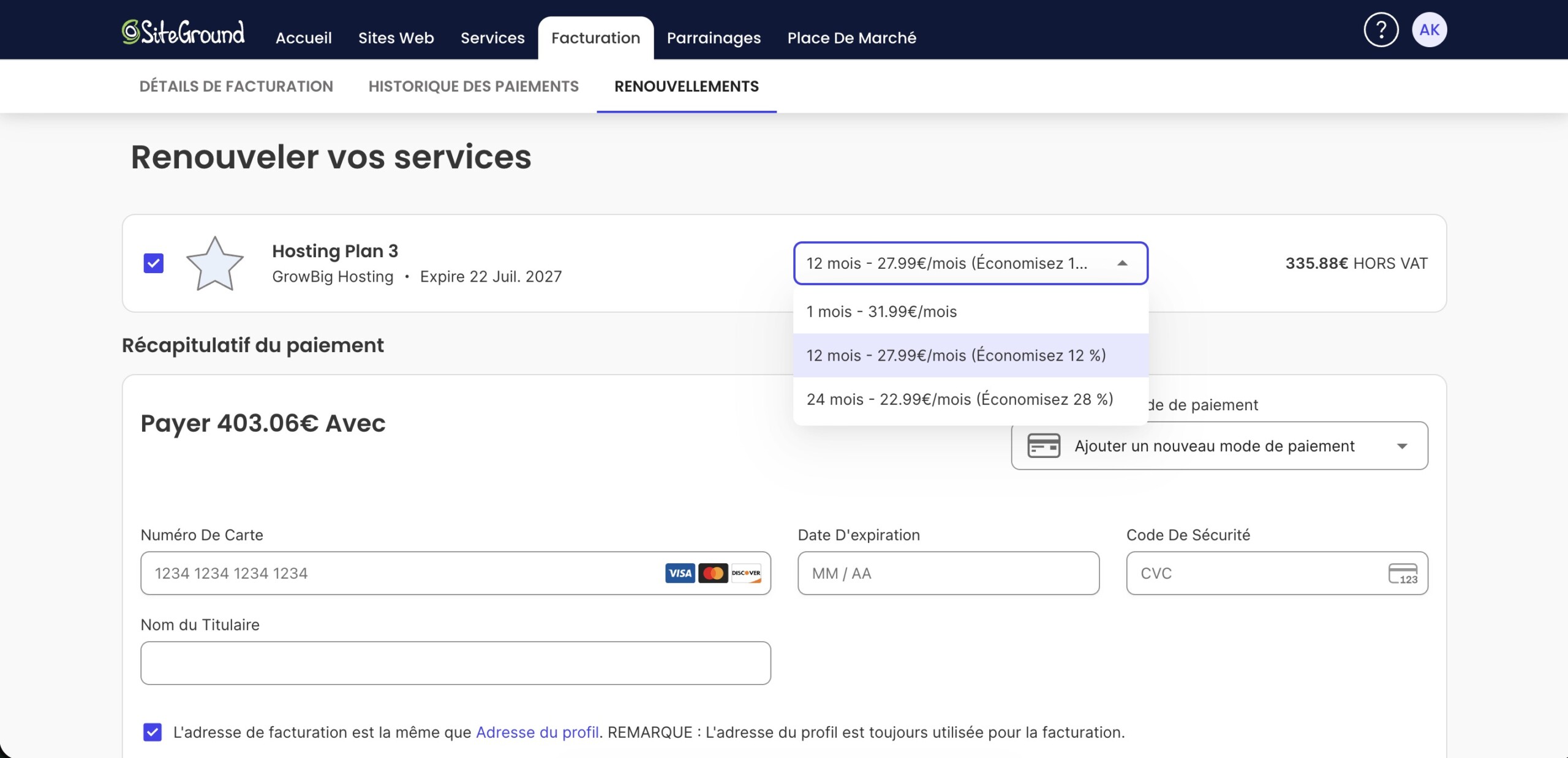 Espace client SiteGround dans Facturation > Renouvellements (« Renouveler vos services »), avec Hosting Plan 3 (GrowBig Hosting, expire 22 Juil. 2027) sélectionné et le menu déroulant de durée ouvert : 1 mois – 31.99€/mois, 12 mois – 27.99€/mois (Économisez 12%) et 24 mois – 22.99€/mois (Économisez 28%). Le récapitulatif indique payer 403.06€ avec un formulaire de carte.